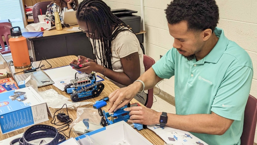 @Summer Camp Teacher.jpg__PID:8eedc690-5a95-4250-99cb-44aa5bb0bb19